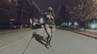 Crossdresser flasht in het openbaar en betrapt door veiligheidsagent
