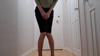 Transgender-Büroangestellte macht sich verzweifelt nass