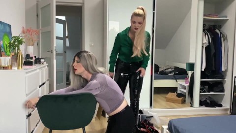 Dominante Frau trainiert ihren Sissy-Boy und Fick