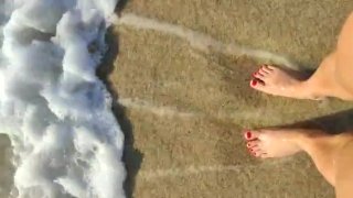 ASMR - Ocean waves and feet in the sand