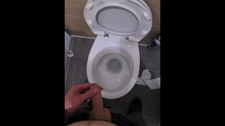Мужчина мочится в общественных туалетах в рабочее время | 4К