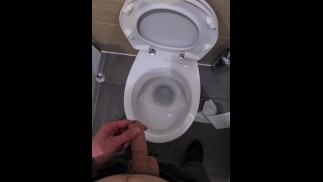 男性上班时间在公厕撒尿 |4K的