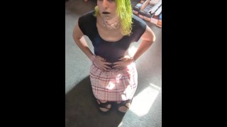 Sexy punk transgirl masturbándose en el suelo