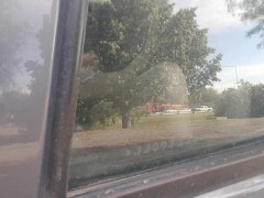 Descubro a mi vecina masturbandose en la parte trasera del coche a plena luz del dia. 