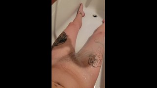 LOAD MOANING orgasmo lésbico tatuado com o chuveiro