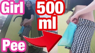 Masturbação externa e chichi de menina japonesa de pé com 500ml de sanita portátil, mijo, amador, es