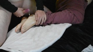 J’adore me faire baiser mes pieds lisses et couvrir de sperme!