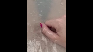 Ho iniziato a strofinarmi il clitoride nella vasca da bagno 