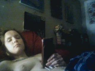 Je Hackt Beths Webcam En Bespioneert Haar in Bed