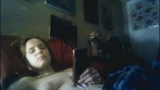 Je hackt Beths webcam en bespioneert haar in bed