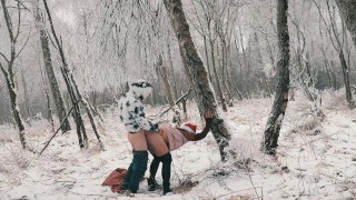 Blonde stiefmoeder neukt en zuigt haar geile stiefzoon in het bos openbare seks