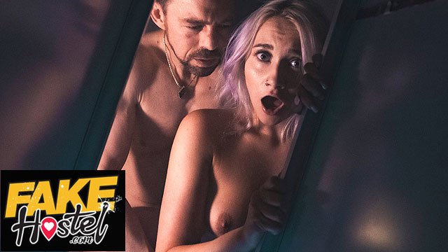 Fake Hostel: Školačku Marilyn Sugar zajímá více sex než paranormální jevy