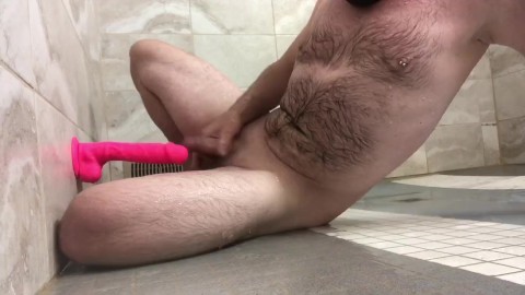 Solo masculino chuveiro público masturbação com um vibrador de sucção na parede para mais diversão enquanto faz flexões