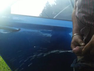 Писает на обочине / Pissing on the side of the road