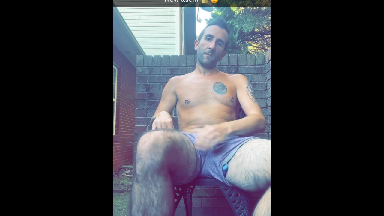 Tirando a cueca em público na varanda de trás com os vizinhos passando por  teaser