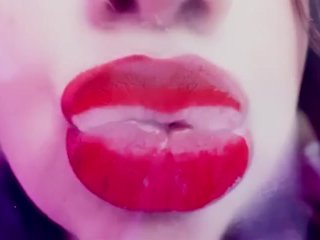 Ze Devil Kisses (VOLLEDIGE VIDEO BESCHIKBAAR)