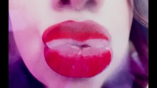 Ze Devil Kisses (VOLLEDIGE VIDEO BESCHIKBAAR)