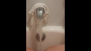Blonde potelée jouit à l’aide du robinet de baignoire