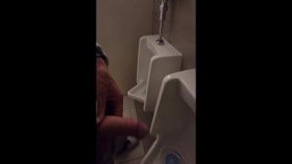 johnholmesjunior dans la salle de bain des hommes de l’île de Vancouver dans un show solo super risqué avec un énorme sperme