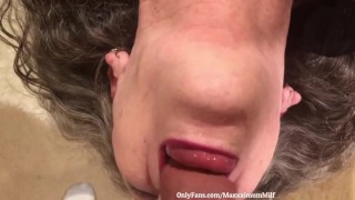 Femme Mûre POV À L'envers Deepthroat Visage Baise Gorge Pleine Sur OF