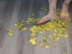 Feet Smashing Fruit Salad - Screenshot 15 of 16 - Stomping