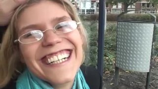 Net69 - Hot Blonde holandesa en gafas disfruta de digitación anal y sexo anal duro