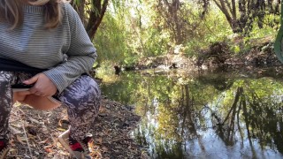 MILF vestida en leggings meando en el río