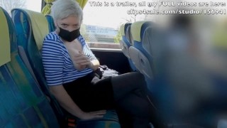 Bus public risqué jambes croisées orgasme masturbation