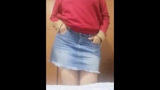 穿着迷你裙的丰满继母。