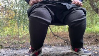 摩洛伊斯兰解放阵线穿着裤子在户外公共场合撒尿