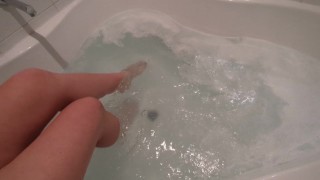 Lavaggio dei piedi nella vasca da bagno 🤚💦🍆🧴🧻