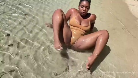 Une dominicaine en forme se fait baiser à l’envers sur une plage publique risque que quelqu’un voie