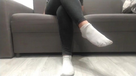Monika Nylon montre ses jambes en chaussettes blanches après une journée entière de les porter, puis montre seulement