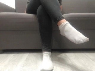 Monika Nylon Toont Haar Benen in Witte Sokken Na Een Hele Dag Ze Te Dragen, En Laat Dan Alleen