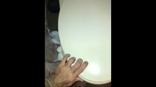 Sissy boi op nachtjurk plast in een toilet 