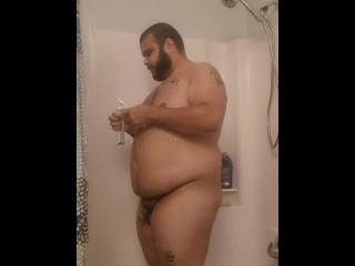 シャワーで体を披露する太ったアラブ