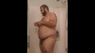 Dikke Arabische pronkt met lichaam in de douche 