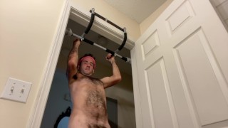 Haciendo ejercicio desnudo con mi gran polla peluda sudorosa y sudorosa expuesta después del entrenamiento