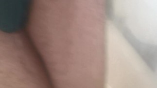 Femboy pisst in Höschen und über die Beine 