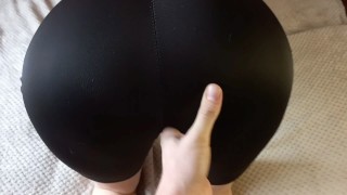 Doggy style sex, schwarze Leggings, mit einer Freundin zu Hause auf der couch