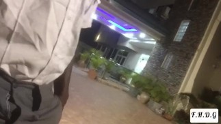 Hotel-Nachtwächter fickt sich selbst von der Hand, bis er kommt, während er im Dienst ist (Schöne Szenen + Abspritzen)