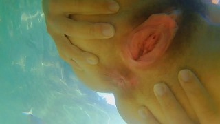 Primer plano follar en el mar # Fuga de semen bajo el agua y limpieza de la vagina