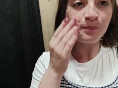 SEXO EN PUBLICO,LE DOY UNA MAMADADA HASTA CORRERSE, EN ALMACEN DE ROPA