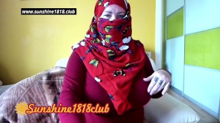 戴红色头巾的穆斯林宝贝大胸部阿拉伯女性在摄像头录制 10 月 22 日