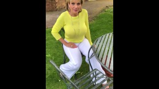 Большие сиськи без бюстгальтера на открытом воздухе