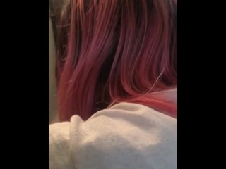 Pink Hair Petite MODÈLE IG Avale Une éjaculation