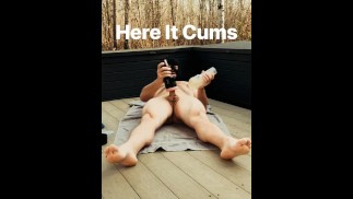Curious Guy führt einen kleinen riskanten Outdoor-Striptease für seine Zuschauer durch, die immer unterstützen