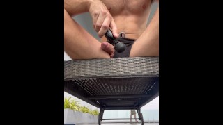 Riskante vibrator plezier aan het zwembad op het dak - druipend sperma