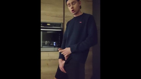 Twink en pantalones cortos masturbándose. Carga enorme y gruesa!!! más videos en onlyfans!!! Frank696