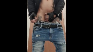 Фембой писает и дрочит в общественном туалете